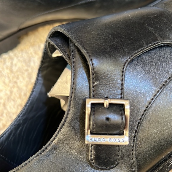 Hugo Boss mens SZ 9.5 black leather shoes. main image 8